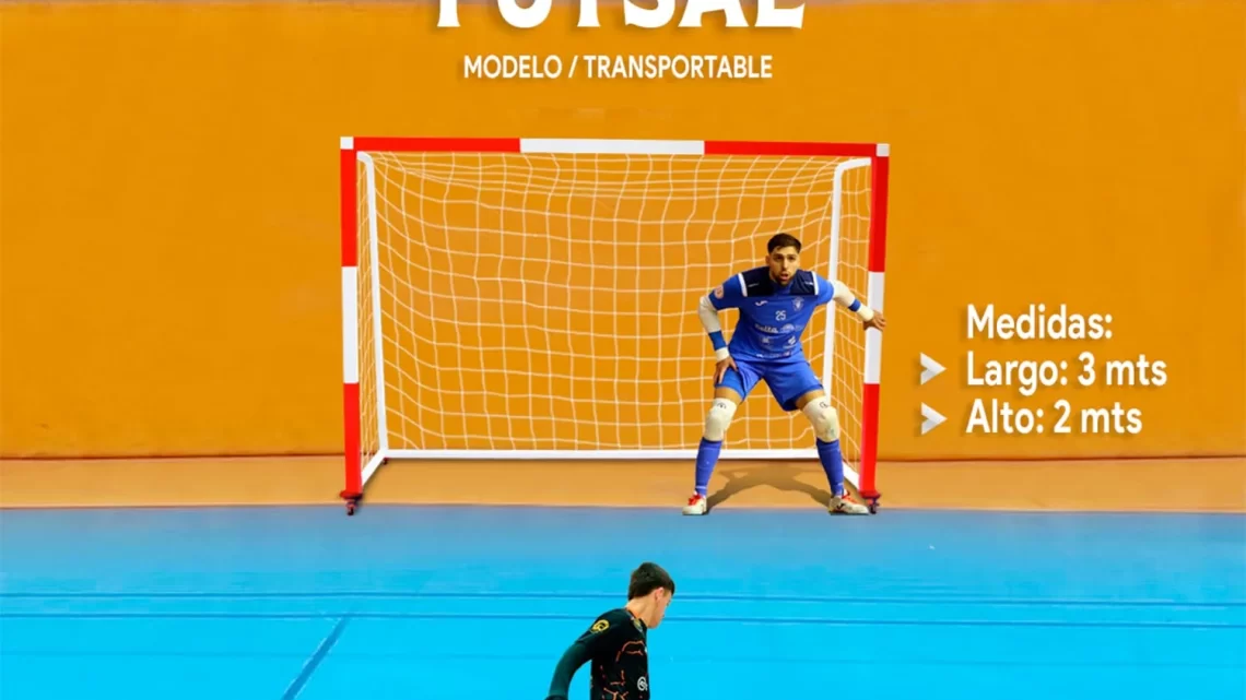 Arquero frente a un arco de futsal blanco de 3x2 metros de Barco Leds SAC instalado en un coliseo deportivo.