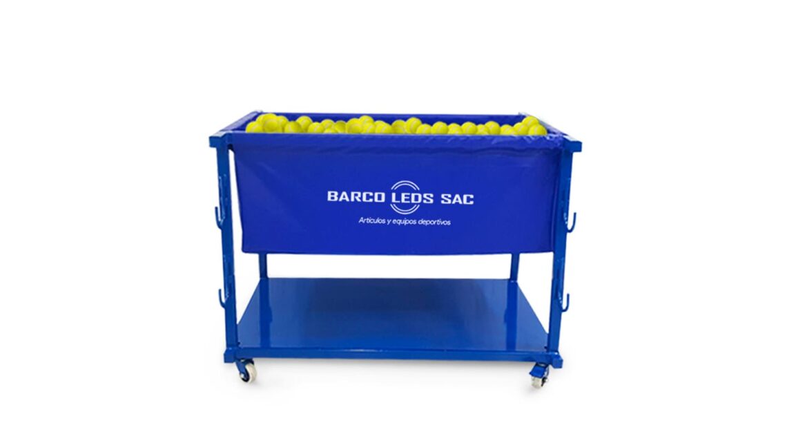 Carrito porta pelotas de tenis azul sobre la cancha durante una sesión de entrenamiento de tenis, Voley futbol y más.