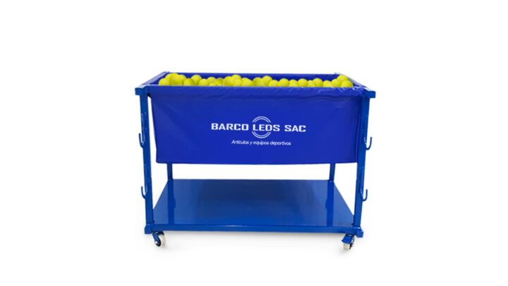 Carrito porta pelotas de tenis azul sobre la cancha durante una sesión de entrenamiento de tenis, Voley futbol y más.