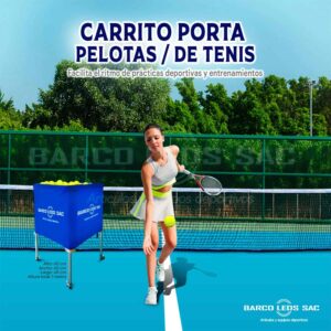 Carrito porta pelotas de tenis azul sobre una cancha durante una sesión de entrenamiento, junto a una jugadora tenista realizando un golpe