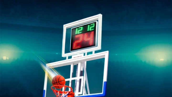 Segundero de 24 segundos con reloj integrado montado sobre un tablero de básquet, iluminado con LEDs de alta visibilidad en una cancha deportiva.