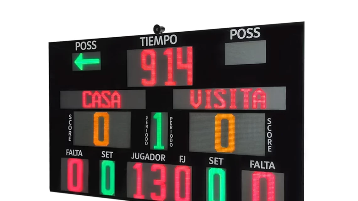 Marcador electrónico deportivo con pantalla LED que muestra tiempo, puntuaciones y sets para equipos local y visitante.