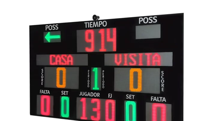 Marcador electrónico deportivo con pantalla LED que muestra tiempo, puntuaciones y sets para equipos local y visitante.